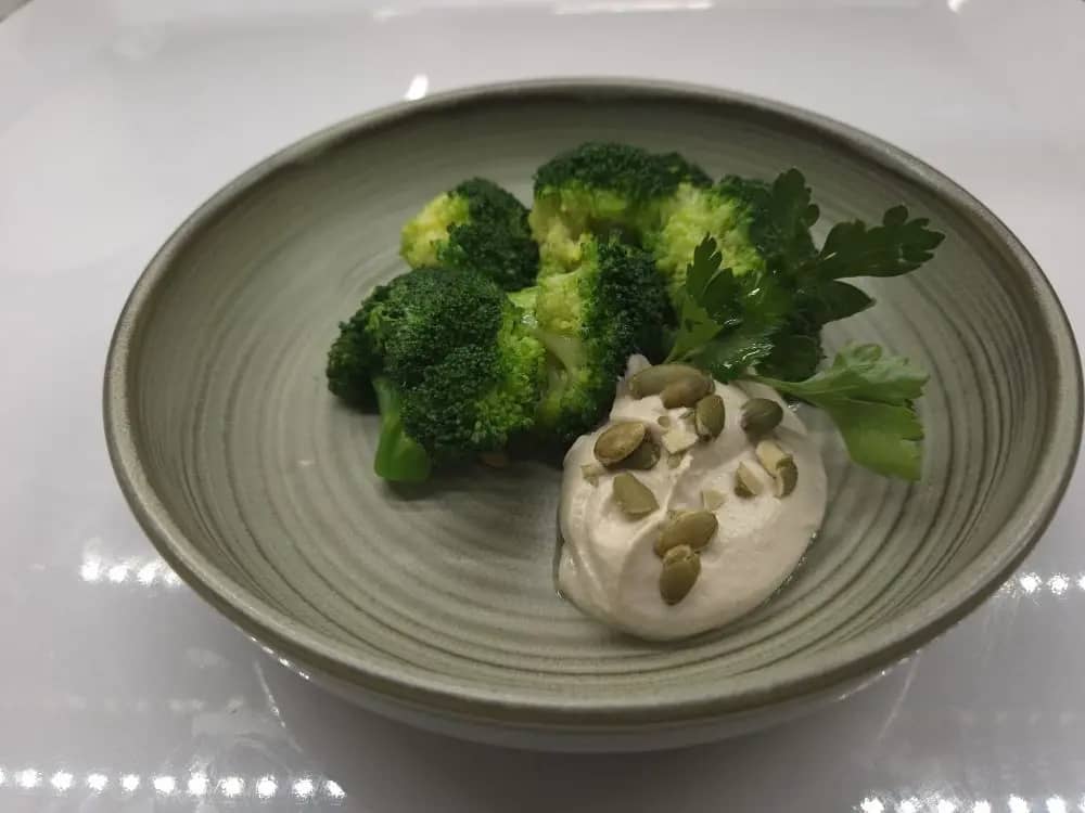 <span style="font-weight: 700;">Броколли с ореховым кремом</span><span style="font-weight: 700;"><br></span>