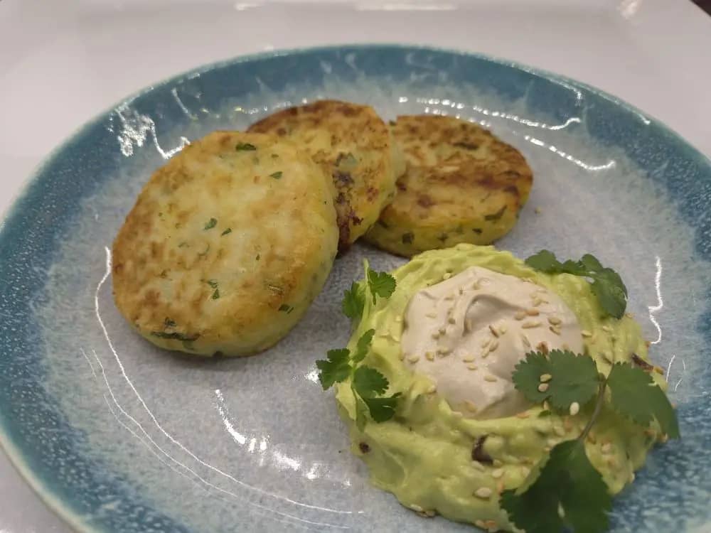 <span style="font-weight: 700;">Драники&nbsp; картофельные с гуакомоле из авокадо и сметанной из кешью</span><span style="font-weight: 700;"><br></span>