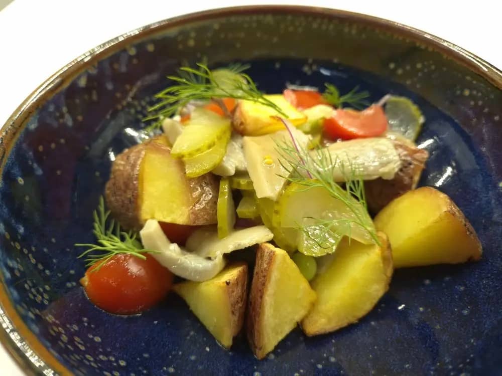 <span style="font-weight: 700;">Теплый салат с картофелем, груздями и помидорами<br></span>